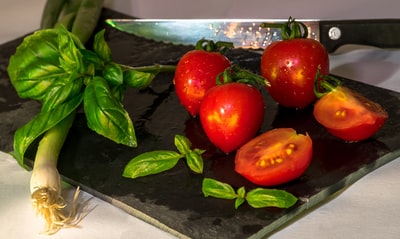 红色的西红柿在黑色板
